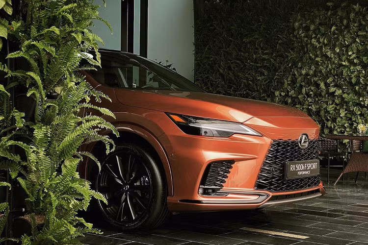 Kỹ sư trưởng phụ trách Lexus RX, ông Takaaki Ohno cho biết, mục tiêu của Lexus với RX 500h F SPORT Performance là tạo ra chiếc xe mang đến trải nghiệm lái thú vị và có thể tương tác được với người lái. Để làm được điều này, Lexus đã phát triển nâng cao hơn nữa các yếu tố mang lại Dấu ấn Trải nghiệm lái (Lexus Driving Signature) cũng như tích hợp hệ thống hybrid song song DIRECT4 mới.