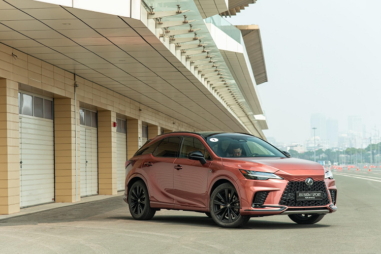 Những mẫu xe Lexus F, trong đó có RX 500h F SPORT Performance, đều có nhiều đường nét thiết kế lấy cảm hứng từ LFA - dòng siêu xe mang tính biểu tượng của thương hiệu Nhật Bản. Rất nhiều chi tiết ở ngoại thất được thay đổi nhằm mang tới diện mạo thể thao hơn cũng như cải thiện tính khí động học cho xe, như lưới tản nhiệt, ốp sườn xe cùng phần cản trước và sau khác biệt so với phiên bản thông thường.