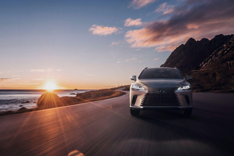 Sau 16 năm tồn tại và phát triển, Lexus F tiếp tục có cột mốc mới với sự xuất hiện của RX 500h F SPORT Performance - SUV thể thao hiệu suất cao đầu tiên của thương hiệu (F SPORT là tầng thứ 2 của thương hiệu Lexus F). RX 500h F SPORT Performance vừa thừa hưởng thiết kế mang tính cách mạng của RX thế hệ mới, vừa sở hữu một hệ thống truyền động vượt trội của dòng xe thể thao hiện đại.