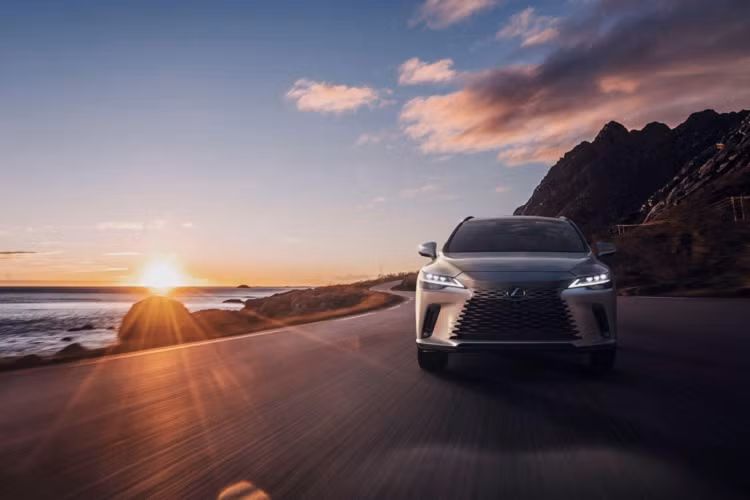 Sau 16 năm tồn tại và phát triển, Lexus F tiếp tục có cột mốc mới với sự xuất hiện của RX 500h F SPORT Performance - SUV thể thao hiệu suất cao đầu tiên của thương hiệu (F SPORT là tầng thứ 2 của thương hiệu Lexus F). RX 500h F SPORT Performance vừa thừa hưởng thiết kế mang tính cách mạng của RX thế hệ mới, vừa sở hữu một hệ thống truyền động vượt trội của dòng xe thể thao hiện đại.