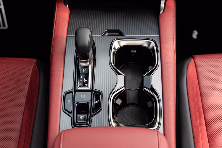 RX 500h là phiên bản mạnh nhất lịch sử của dòng xe RX với khả năng tăng tốc 0-100 km/h chỉ trong vỏn vẹn 6,2 giây, ngang tầm một động cơ xăng V6 3.0L nhưng tiết kiệm nhiên liệu hơn đáng kể. Để hãm chiếc xe với sức mạnh 366 mã lực và mô-men xoắn 500 Nm là hệ thống phanh 6 piston cùng đĩa 400 mm phía trước - trang bị thường chỉ bắt gặp trên siêu xe và xe thể thao hiệu suất cao.