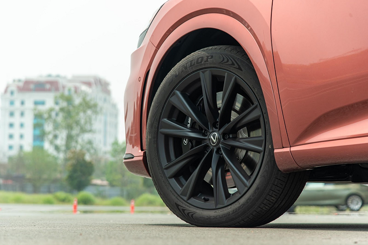 Song, chữ F trên RX 500h uy lực hơn RX 350 khi phiên bản này được trang bị một hệ thống động lực học tiên tiến, mang đến trải nghiệm vận hành hứng khởi đúng chất xe thể thao thực thụ. Góp phần không nhỏ mang đến cảm giác phấn khích sau tay lái RX 500h là động cơ hybrid. Công nghệ hybrid đã được Lexus giới thiệu từ năm 2005 và ngày càng được cải tiến để sạch và tiết kiệm nhiên liệu hơn, nhưng hybrid trên RX 500h vượt ra xa khỏi ranh giới ấy.