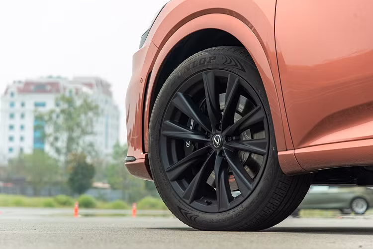 Song, chữ F trên RX 500h uy lực hơn RX 350 khi phiên bản này được trang bị một hệ thống động lực học tiên tiến, mang đến trải nghiệm vận hành hứng khởi đúng chất xe thể thao thực thụ. Góp phần không nhỏ mang đến cảm giác phấn khích sau tay lái RX 500h là động cơ hybrid. Công nghệ hybrid đã được Lexus giới thiệu từ năm 2005 và ngày càng được cải tiến để sạch và tiết kiệm nhiên liệu hơn, nhưng hybrid trên RX 500h vượt ra xa khỏi ranh giới ấy.