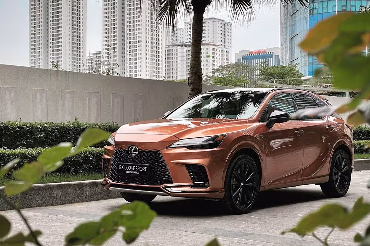 Ngay từ tên gọi RX 500h F SPORT Performance đã thể hiện rõ 2 yếu tố thể thao (SPORT) và hiệu suất cao (Performance). Nếu như động cơ hybrid, hệ dẫn động DIRECT4 cùng các công nghệ hỗ trợ vận hành khác mang đến hiệu suất vượt trội, thì nét thể thao của RX 500h đến từ gói trang bị F SPORT. Đây là 2 yếu tố luôn song hành với nhau trên một mẫu xe hướng tới người trẻ có đam mê trải nghiệm tốc độ.