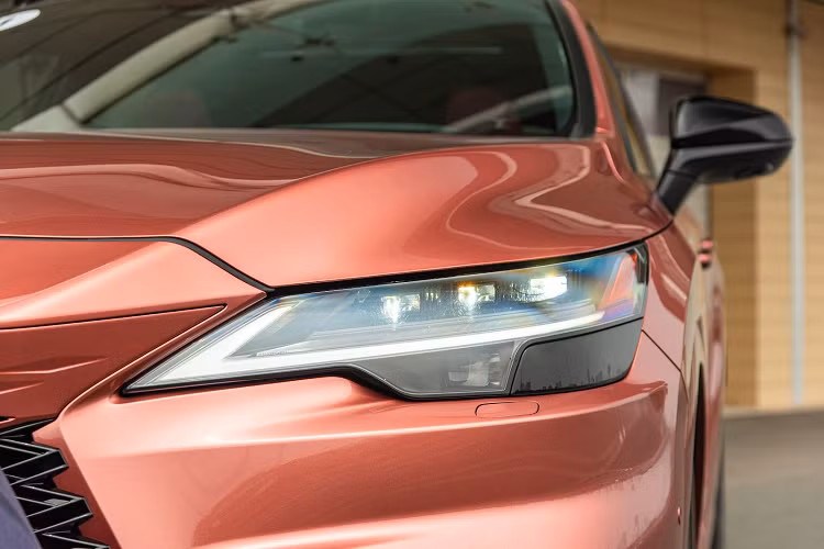 Động cơ xăng 2.4L tăng áp cùng 2 mô-tơ điện đặt ở trục trước và sau vừa mang đến sức mạnh vượt trội, vừa làm tăng sự chính xác của hệ dẫn động 4 bánh toàn thời gian DIRECT4. Hệ thống hybrid song song này kết hợp với hệ thống đánh lái bánh sau (DRS) và hệ thống quản lý động lực học hợp nhất (VDIM) cho chiếc SUV sự ổn định cùng khả năng phản hồi linh hoạt nhất.