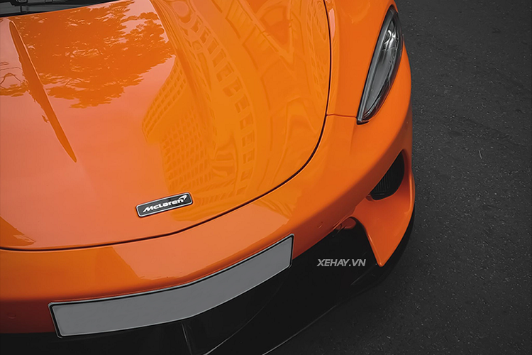 Tới nay, chiếc McLaren GT phân phối chính hãng đầu tiên đã ra biển số trắng, nâng tổng số xe lăn bánh tại Việt Nam lên con số 2. Chiếc đầu tiên được đưa về nước từ năm 2021 bởi một doanh nghiệp nhập khẩu xe tư nhân có tiếng và xe thuộc sở hữu của một hot girl 9x ở Cần Thơ.