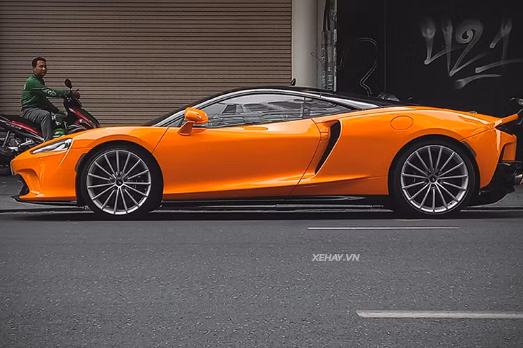 Khoang hành lý phía sau có dung tích khoảng 391 lít, kết hợp với cốp trước cho tổng sức chứa lên tới 570 lít - rộng nhất trong tất cả các mẫu xe mang thương hiệu McLaren. Như vậy, khoang chứa phía sau có khả năng đặt vừa một bộ đồ nghề chơi golf cùng một vài phụ kiện nhỏ, trong khi khoang chứa phía trước đủ chỗ cho 2 vali cỡ vừa.