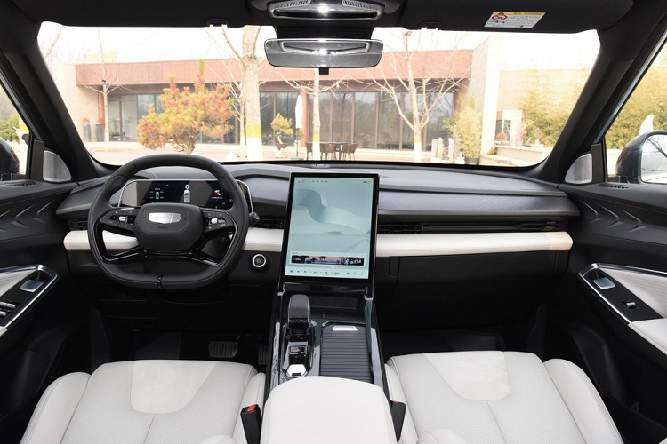 Tiếp đến là việc xe được trang bị cụm đèn pha LED hình chữ Y nằm ngang, nối liền 2 đèn pha là dải đèn LED chiếu sáng ban ngày. Hốc gió 2 bên hông và giữa ngăn cách riêng biệt. Nhìn từ bên thân xe, chiếc xe SUV cỡ C do Geely hợp tác sản xuất cùng Volvo sử dụng đường gân góc cạnh, ngoài ra là la-zăng 5 chấu kép xoắn kép, tạo cảm giác thời trang.