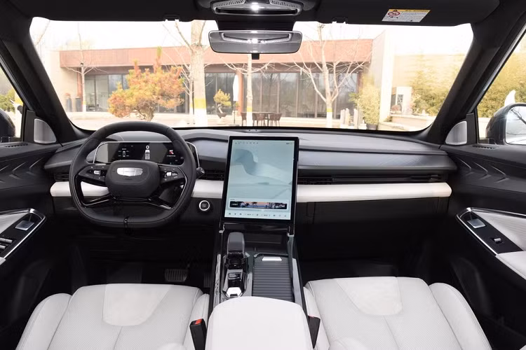 Tiếp đến là việc xe được trang bị cụm đèn pha LED hình chữ Y nằm ngang, nối liền 2 đèn pha là dải đèn LED chiếu sáng ban ngày. Hốc gió 2 bên hông và giữa ngăn cách riêng biệt. Nhìn từ bên thân xe, chiếc xe SUV cỡ C do Geely hợp tác sản xuất cùng Volvo sử dụng đường gân góc cạnh, ngoài ra là la-zăng 5 chấu kép xoắn kép, tạo cảm giác thời trang.