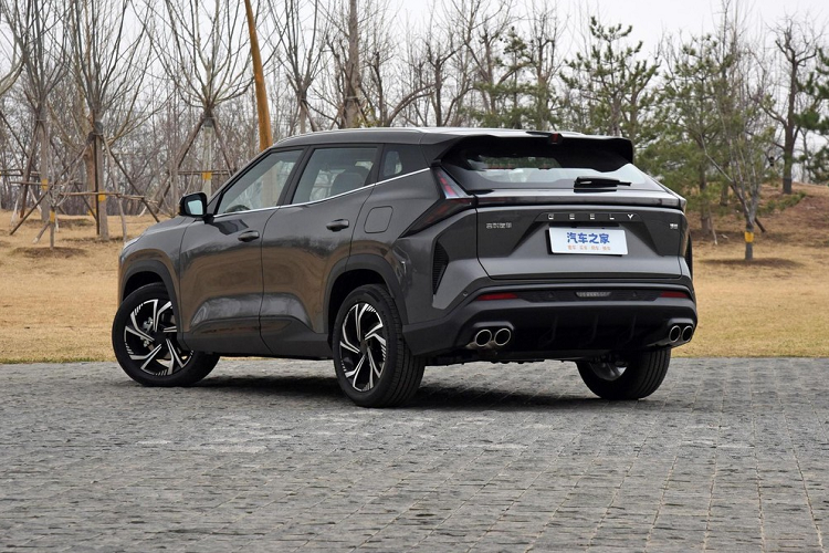 Về sức mạnh, chiếc xe Boyue Cool 2023 được trang bị động cơ 4 xi-lanh, dung tích 1.5 lít, phun xăng trực tiếp, sản sinh ra công suất tối đa 178 mã lực và mô-men xoắn cực đại 290 Nm. Động cơ này sẽ đồng hành cùng với hộp số ly hợp kép ướt 7 cấp, nhờ đó mà chiếc xe SUV cỡ C do Geely hợp tác sản xuất cùng Volvo chỉ mất 7,9 giây để tăng tốc từ vị trí xuất phát lên 100 km/h.