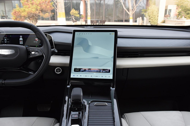 Ở trang bị an toàn, xe có hệ thống hỗ trợ lái thông minh cấp độ L2, bao gồm 13 chức năng hỗ trợ lái như dẫn đường thông minh ICC, chống nhận dạng người đi bộ AEB-P, hỗ trợ giữ làn khẩn cấp ELKA và trang bị nhận dạng khuôn mặt Face ID, quét khuôn mặt người dùng để khởi động động cơ, tự động điều chỉnh vị trí ghế và tùy chọn xe. Đồng thời, xe cũng sẽ được trang bị hệ thống kiểm soát ổn định thân xe ESP phiên bản 9.3 của Bosch theo tiêu chuẩn.