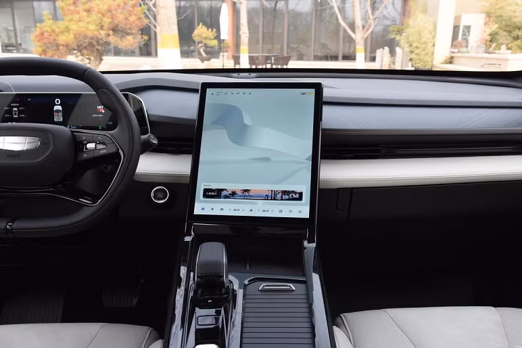 Ở trang bị an toàn, xe có hệ thống hỗ trợ lái thông minh cấp độ L2, bao gồm 13 chức năng hỗ trợ lái như dẫn đường thông minh ICC, chống nhận dạng người đi bộ AEB-P, hỗ trợ giữ làn khẩn cấp ELKA và trang bị nhận dạng khuôn mặt Face ID, quét khuôn mặt người dùng để khởi động động cơ, tự động điều chỉnh vị trí ghế và tùy chọn xe. Đồng thời, xe cũng sẽ được trang bị hệ thống kiểm soát ổn định thân xe ESP phiên bản 9.3 của Bosch theo tiêu chuẩn.