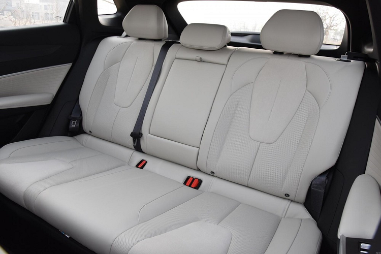 Đồng thời, xe cũng sẽ được trang bị cửa sổ trời toàn cảnh kích thước lớn, được kỳ vọng sẽ mang đến khả năng chiếu sáng tốt và độ trong suốt cho nội thất xe. Ở phía sau, Boyue Cool sử dụng cụm đèn hậu kiểu xuyên suốt và thêm các yếu tố hình chữ Y ở hai bên để tô điểm cho phần đuôi. Đồng thời là sự phối hợp với cách bố trí ống xả kép 2 bên và bộ khuếch tán to lớn. Xe có chiều dài, chiều rộng và chiều cao lần lượt là 4.510/1.865/1.650 mm, chiều dài cơ sở 2.701 mm.