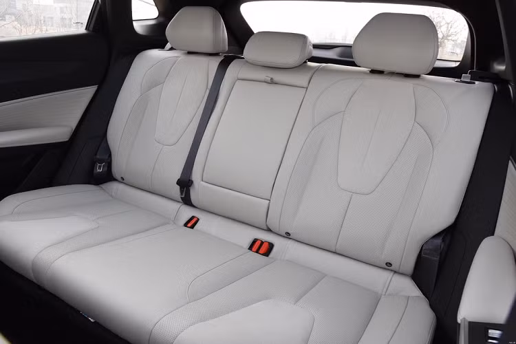 Đồng thời, xe cũng sẽ được trang bị cửa sổ trời toàn cảnh kích thước lớn, được kỳ vọng sẽ mang đến khả năng chiếu sáng tốt và độ trong suốt cho nội thất xe. Ở phía sau, Boyue Cool sử dụng cụm đèn hậu kiểu xuyên suốt và thêm các yếu tố hình chữ Y ở hai bên để tô điểm cho phần đuôi. Đồng thời là sự phối hợp với cách bố trí ống xả kép 2 bên và bộ khuếch tán to lớn. Xe có chiều dài, chiều rộng và chiều cao lần lượt là 4.510/1.865/1.650 mm, chiều dài cơ sở 2.701 mm.