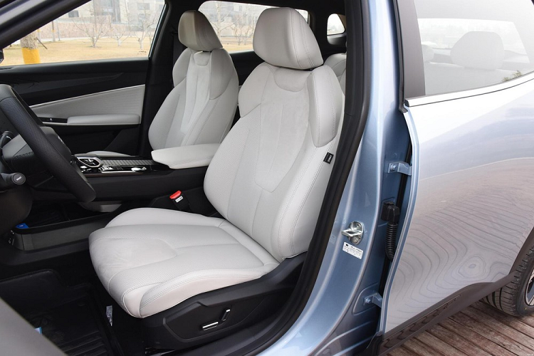 Về nội thất, Boyue Cool sử dụng màn hình điều khiển trung tâm 13,2 inch dạng dọc (độ phân giải 1440×1920), vô lăng đa chức năng 5 chấu kép, đồng hồ LCD dải hẹp và cần số kiểu mới, làm cho chiếc xe này trông rất trẻ trung, đầy cảm giác công nghệ.