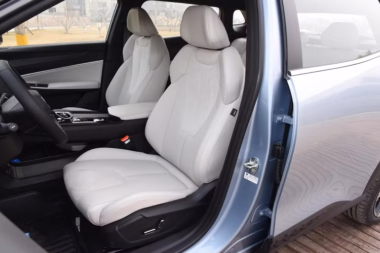 Về nội thất, Boyue Cool sử dụng màn hình điều khiển trung tâm 13,2 inch dạng dọc (độ phân giải 1440×1920), vô lăng đa chức năng 5 chấu kép, đồng hồ LCD dải hẹp và cần số kiểu mới, làm cho chiếc xe này trông rất trẻ trung, đầy cảm giác công nghệ.