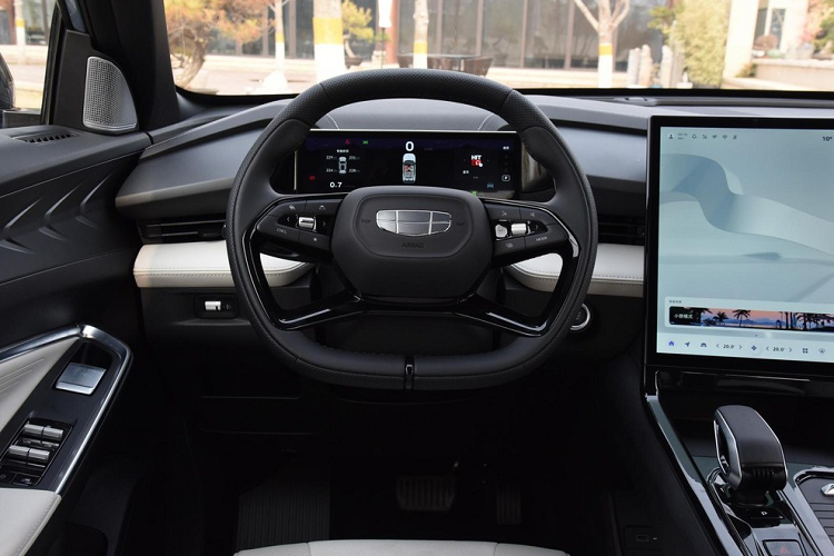 Đồng thời, theo tuyên bố chính thức, chiếc xe sẽ được trang bị chip Qualcomm Snapdragon 8155 (với bộ nhớ 16G + bộ nhớ 128G, tiến trình 7nm, CPU 8 nhân), hệ điều hành thông minh Galaxy OS Air.