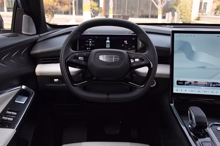 Đồng thời, theo tuyên bố chính thức, chiếc xe sẽ được trang bị chip Qualcomm Snapdragon 8155 (với bộ nhớ 16G + bộ nhớ 128G, tiến trình 7nm, CPU 8 nhân), hệ điều hành thông minh Galaxy OS Air.