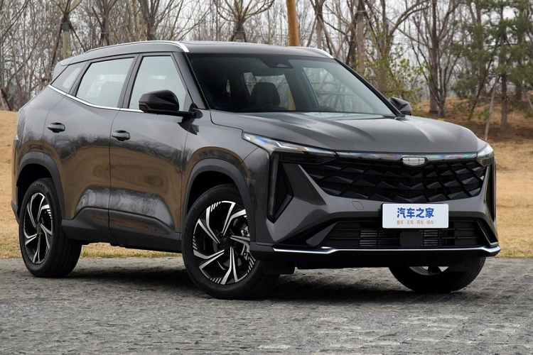 Về ngoại hình, hình dạng tổng thể của Boyue Cool 2023 áp dụng theo ngôn ngữ thiết kế "Starburst Vision" mới nhất của tập đoàn Geely, trong đó, một số điểm nhấn được hãng giới thiệu là "góc cạnh kỹ thuật số", rất dễ nhận biết. Chẳng hạn như lưới tản nhiệt phía trước của xe có dạng khuếch tán góc cạnh, các nan lưới được bổ sung thêm 1 số chi tiết xuyên tâm để tô điểm, không chỉ giúp cải thiện khả năng nhận diện mà còn tạo ra sự khác biệt, cho ra cảm giác phần đầu xe khá cơ bắp.