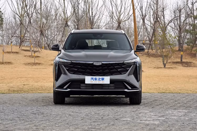 Vào ngày 7/4 vừa qua, một số nguồn tin nội bộ từ Geely chia sẻ rằng, chiếc xe SUV cỡ C Boyue Cool 2023 mới đã chính thức được vén màn và được mở bán trước. Đây là động thái đầu tiên của hãng xe Trung Quốc để xem mức độ hấp dẫn của chiếc xe này với khách hàng nội địa ra sao, trước khi chính thức ra mắt giới truyền thông dự kiến vào cuối tháng này, nhiều khả năng là tại triển lãm ô tô Thượng Hải 2023.