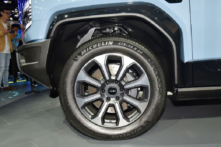 Bên cạnh đó là hệ dẫn động 4 bánh 4WD và 3 khóa vi sai khác nhau. Mẫu SUV hạng trung này được trang bị cụm pin BYD Blade với dung lượng 30 kWh, cung cấp phạm vi hoạt động 125 km mà không cần dùng động cơ xăng. Sau khi sạc đầy pin và đổ đầy bình xăng 80 lít, xe có thể chạy 1.200 km. 