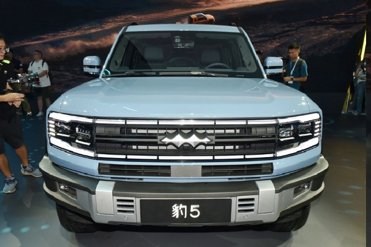 Fang Cheng Bao cũng hứa hẹn, sẽ cố gắng bàn giao đầy đủ xe cho khách trong năm nay. Fang Cheng Bao Leopard 5 sở hữu kích thước dài x rộng x cao lần lượt là 4.890 x 1.970 x 1.920 mm và chiều dài cơ sở 2.800 mm. Số đo này của Leopard 5 tương đương với Toyota Land Cruiser Prado thế hệ mới. Thiết kế của Fang Cheng Bao Leopard 5 khá vuông vức và hầm hố. Phần đầu xe gây ấn tượng với dải đèn LED định vị ban ngày nằm song song chạy dài hết chiều rộng.