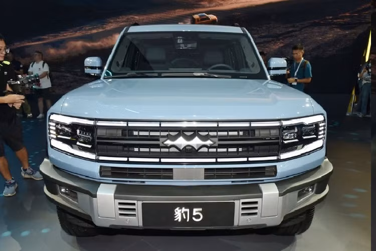 Fang Cheng Bao cũng hứa hẹn, sẽ cố gắng bàn giao đầy đủ xe cho khách trong năm nay. Fang Cheng Bao Leopard 5 sở hữu kích thước dài x rộng x cao lần lượt là 4.890 x 1.970 x 1.920 mm và chiều dài cơ sở 2.800 mm. Số đo này của Leopard 5 tương đương với Toyota Land Cruiser Prado thế hệ mới. Thiết kế của Fang Cheng Bao Leopard 5 khá vuông vức và hầm hố. Phần đầu xe gây ấn tượng với dải đèn LED định vị ban ngày nằm song song chạy dài hết chiều rộng.