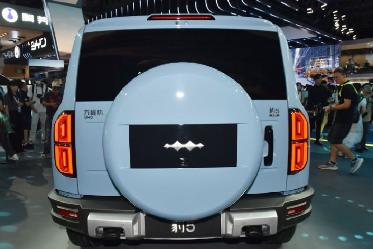 Cung cấp sức mạnh cho Fang Cheng Bao Leopard 5 là hệ truyền động plug-in hybrid có tên Dual Mode Off-Road (DMO) của hãng BYD. Hệ truyền động này bao gồm máy xăng 4 xi-lanh, dung tích 1.5L và 2 mô-tơ điện, cho công suất tổng cộng 670 mã lực cùng mô-men xoắn cực đại 760 Nm. 