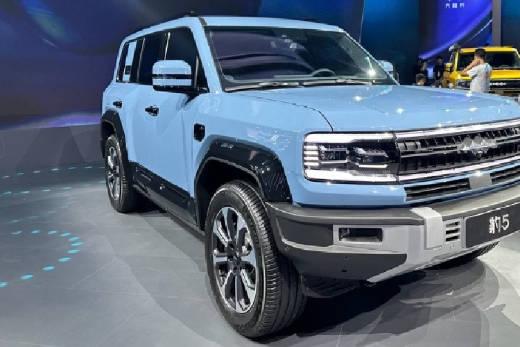 Một số trang bị đáng chú ý bên trong cabin của Fang Cheng Bao Leopard 5 có: màn hình hiển thị thông tin kính lái HUD 50 inch, cụm điều khiển trung tâm còn có sạc điện thoại không dây, cần số điện tử, 2 thanh cuộn để chỉnh các tính năng của xe, tay nắm cửa trên mặt táp-lô, bệ tì tay cỡ lớn ở giữa 2 ghế trước và hệ thống âm thanh Devialet cao cấp. 