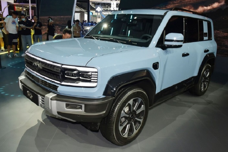 Thương hiệu con của BYD công bố giá xe Fang Cheng Bao Leopard 5 2024 đặt hàng trước là từ 300.000 - 400.000 nhân dân tệ (tương đương là 968 - 1,29 tỷ đồng). Khách hàng chỉ cần đặt cọc 1.000 NDT (khoảng 3,2 triệu đồng) là đã có thể được khấu trừ 3.000 NDT (khoảng 9,68 triệu đồng) vào thẳng giá xe và tiếp tục được thêm 8.000 NDT (khoảng 25,8 triệu đồng) vào quỹ tùy chọn.