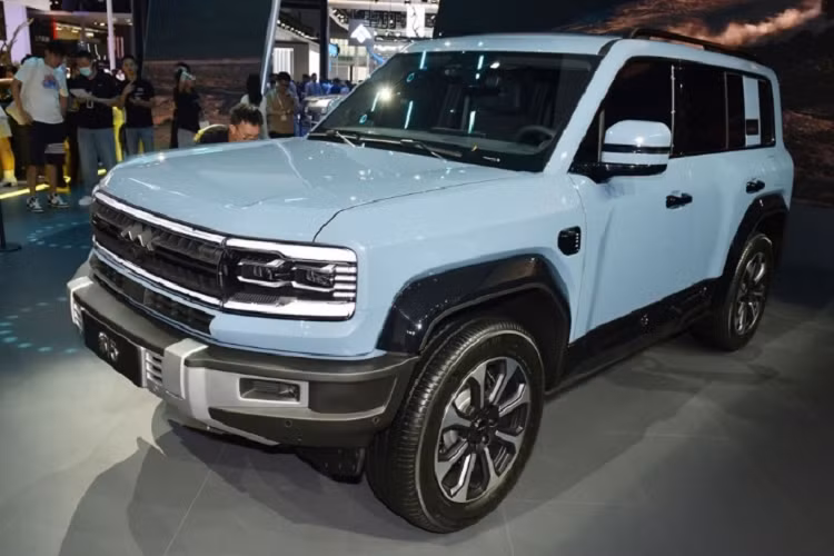 Thương hiệu con của BYD công bố giá xe Fang Cheng Bao Leopard 5 2024 đặt hàng trước là từ 300.000 - 400.000 nhân dân tệ (tương đương là 968 - 1,29 tỷ đồng). Khách hàng chỉ cần đặt cọc 1.000 NDT (khoảng 3,2 triệu đồng) là đã có thể được khấu trừ 3.000 NDT (khoảng 9,68 triệu đồng) vào thẳng giá xe và tiếp tục được thêm 8.000 NDT (khoảng 25,8 triệu đồng) vào quỹ tùy chọn.