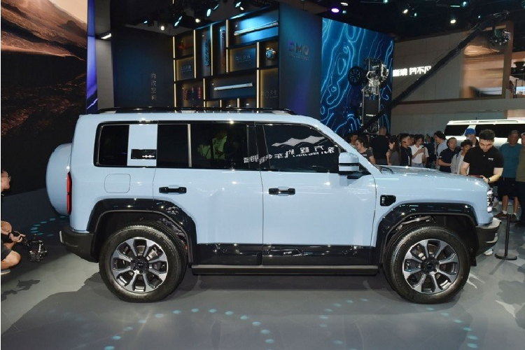 Nằm giữa 2 dải đèn này là đèn pha LED và lưới tản nhiệt của xe. Sâu xuống phía dưới là cản trước được thiết kế khá cầu kỳ, tích hợp đèn sương mù nhỏ cùng tấm ốp gầm màu bạc thể thao. Nhìn ngang hông xe, Fang Cheng Bao Leopard 5 lại càng ra dáng một mẫu SUV việt dã khi được thiết kế hốc bánh mở rộng đi kèm ốp cua lốp khoẻ khoắn. Thân xe có thêm những đường gân dập nổi.