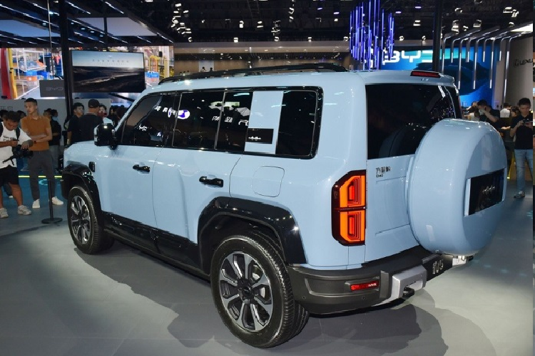 Cột C sơn cùng màu thân xe và được tích hợp thêm đèn. Fang Cheng Bao Leopard 5 được trang bị 2 tuỳ chọn bộ mâm gồm loại 18 inch đi với lốp BFGoodrich A/T và vành 20 inch được bao bởi lốp Michelin Pilot Sport. Đuôi xe gây ấn tượng với cụm đèn hậu nằm dọc. Cản sau có thiết kế tương tự đầu xe và có thêm 2 móc cứu hộ. Chiếc SUV việt dã được trang bị thêm lốp dự phòng nên cửa cốp của mẫu xe này mở sang ngang thay vì mở lên trên.