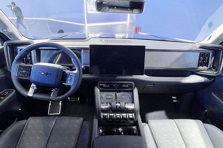 Bên trong cabin, Fang Cheng Bao Leopard 5 chào đón người dùng bằng một không gian hiện đại. Khu vực táp-lô của xe có đến 3 màn hình, gồm: màn hình LCD đóng vai trò bảng đồng hồ kỹ thuật số nằm đằng sau vô lăng, màn hình cảm ứng trung tâm cỡ lớn ở giữa có thể xoay ngang hoặc dọc và cuối cùng là màn hình giải trí dành cho hành khách phía trước. 