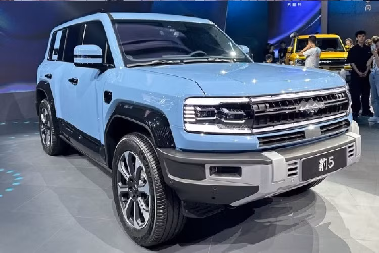 Đây là mẫu xe đầu tiên của Fang Cheng Bao (thương hiệu con của BYD), xe dùng khung gầm hình thang và có kích thước tương đương với Toyota Land Cruiser Prado thế hệ mới. Vừa ra mắt, mẫu xe SUV nhái Toyota Prado của BYD này đã nhanh chóng thu hút sự quan tâm của người dùng. Chỉ sau nửa ngày mở bán, nó đã mang về hơn 6.000 đơn đặt trước.