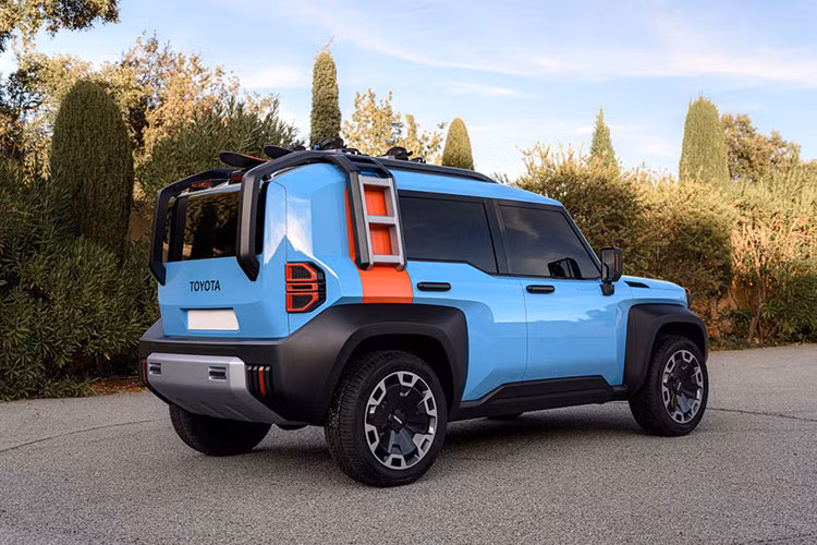 Trong đó, phiên bản hybrid được trang bị máy xăng tăng áp, dung tích 2.4L, pin 1,87 kWh và hộp số tự động 8 cấp tích hợp mô-tơ điện, tạo ra công suất tổng cộng 326 mã lực cùng mô-men xoắn cực đại 630 Nm. Phiên bản hybrid này của Toyota Land Cruiser Prado 2024 sẽ được bán ở Trung Quốc và Bắc Mỹ.