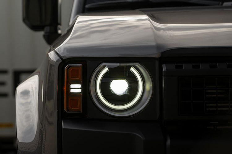 Trong khi đó, chiếc xe còn lại trong hình ảnh dường như là sản phẩm hoàn toàn mới, chưa từng lộ diện trước đây. Mẫu xe này sở hữu kích thước như SUV cỡ lớn và thiết kế không vuông vức như Toyota Land Cruiser Prado 2024. Thay vào đó, xe được thiết kế theo phong cách truyền thống như Toyota Land Cruiser 300 Series với nóc dốc dần về phía sau và các góc bo tròn hơn.