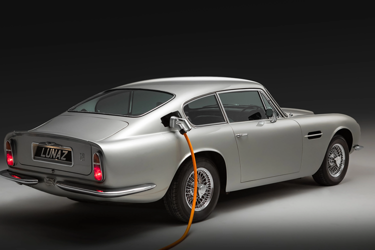 Bên cạnh đó, bã táo lấy từ nơi sản xuất rượu táo được dùng để dán lớp da của ghế ngồi, hông cửa và các điểm nhấn. Lunaz đề cập đến thảm sử dụng nylon tái sinh cho phần trên và chai nhựa tái chế cho phần dưới.