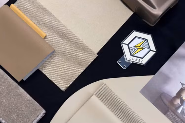 Ngoài ra, các vật liệu có nguồn gốc thực vật được sử dụng cho vải polyurethane có nguồn gốc sinh học dùng cho các tấm tapi cửa. Phần đệm ghế làm từ bông tái chế, vải sợi tổng hợp polyester, rayon và nylon tái chế; tất cả đều không có hoá chất động hại.