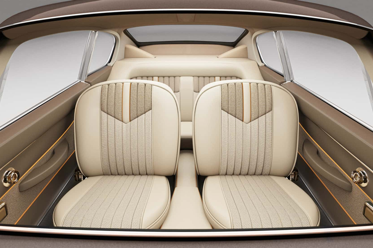 Aston Martin DB6 thuần điện đặc biệt này không chỉ thân thiện với môi trường thông qua động cơ mà nội thất xe được cải tiến với nhiều vật liệu mang tính bền vững hơn. Cụ thể như bảng điều khiển, cần số, tay nắm cửa được sử dụng vật liệu nhựa tổng hợp làm từ vật liệu tái chế thiên nhiên và có thể phân huỷ từ vỏ trứng hoặc vỏ hạt…