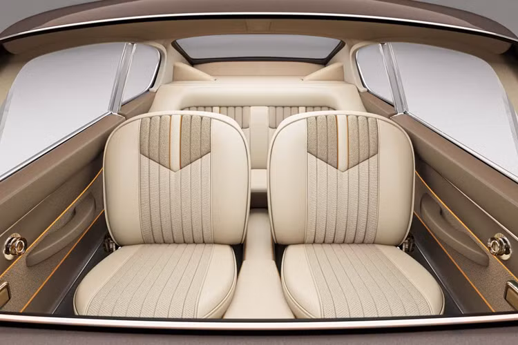 Aston Martin DB6 thuần điện đặc biệt này không chỉ thân thiện với môi trường thông qua động cơ mà nội thất xe được cải tiến với nhiều vật liệu mang tính bền vững hơn. Cụ thể như bảng điều khiển, cần số, tay nắm cửa được sử dụng vật liệu nhựa tổng hợp làm từ vật liệu tái chế thiên nhiên và có thể phân huỷ từ vỏ trứng hoặc vỏ hạt…