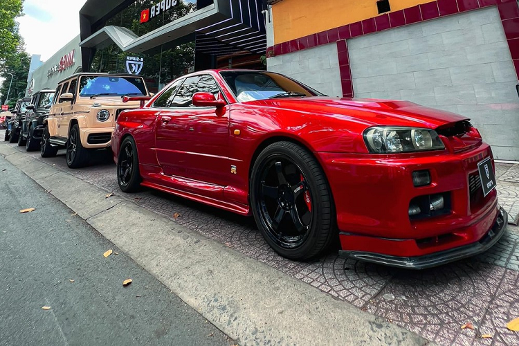 Dòng xe thể thao Nissan Skyline GT-R R34 được sản xuất từ năm 1999 đến 2002, so với bản R33, Skyline GT-R R34 có một tính năng mới mẻ chính là là màn hình đa chức năng LCD 5,8 inch ở trung tâm bảng điều khiển, hiển thị các số liệu thống kê khác nhaucủa động cơ và xe như áp suất, bộ tăng áp, nhiệt độ dầu và nước...