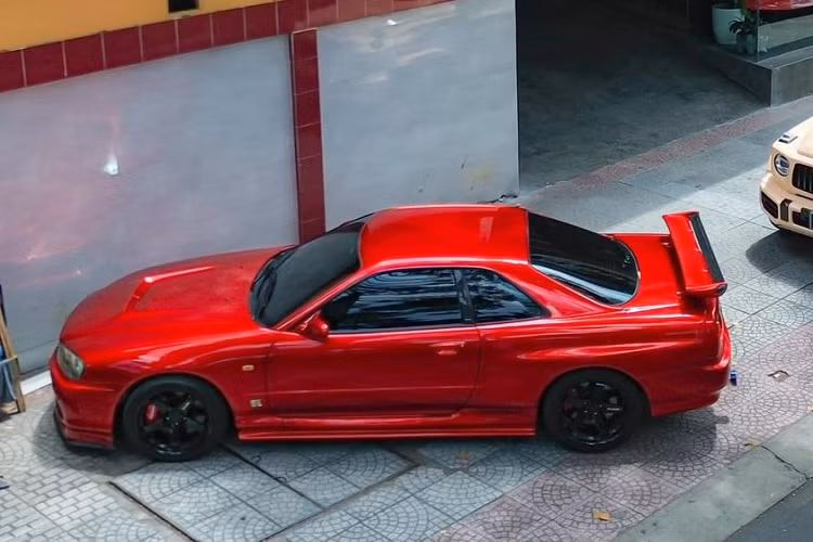 Có thể thấy, mức giá bán trên cao hơn nhiều so với các mẫu xe thể thao Ford Mustang hay Chevrolet Corvette đời 2015 trở lại đây, điều này cho thấy, độ hiếm và đắt đỏ của Nissan Skyline GT-R R34 ra sao, nhưng nếu so với 1 chiếc Nissan Skyline GT-R R34 cũng mang "quốc tịch" Lào được rao bán vào năm ngoái với giá trải nghiệm 5,8 tỷ đồng cho các đại gia Việt Nam, mức giá trên khá hợp lý.