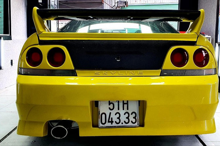 Không chỉ độ nhiều món đồ cho ngoại thất, chủ nhân của chiếc xe thể thao 2 cửa Nissan Skyline R33 duy nhất tại Việt Nam còn thay đổi rất nhiều bên trong khoang lái cho xe, nhờ đó, giúp nội thất của chiếc Nissan Skyline R33 nhìn chiến hơn so với bản tiêu chuẩn.