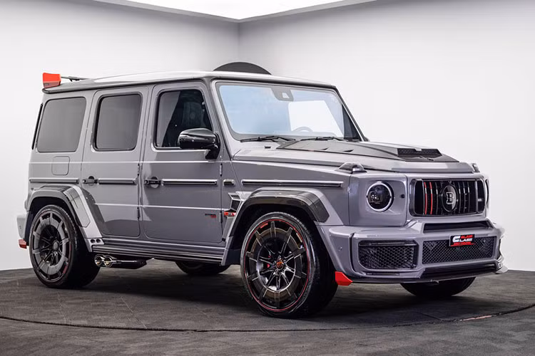 Với nội công thâm hậu này đã giúp Brabus 900 Rocket Edition chỉ mất thời gian 3,7 giây để đua nước rút từ vị trí xuất phát lên 100 km/h, nhanh hơn 0,2 giây so với bản tiêu chuẩn và xe đạt vận tốc tối đa 280 km/h, tăng thêm 60 km/h. Để phù hợp cho trái tim đã được thông nòng, Brabus đã đặc biệt trang bị thêm cho xe tấm ốp nhiệt carbon màu đỏ.