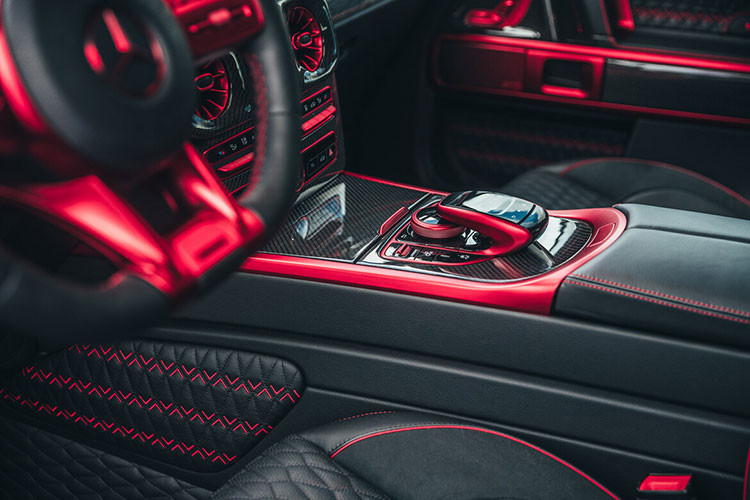 Tiến vào bên trong khoang lái, bản độ Brabus 900 Rocket Edition cũng được thêm vào đó da cao cấp, carbon và các phụ kiện giúp chủ xe có thể tự tin là mình đang sở hữu 1 trong 25 xe Brabus 900 Rocket Edition trên toàn thế giới chủ không phải hàng chục nghìn xe SUV hạng sang Mercedes-AMG G63 phổ thông.