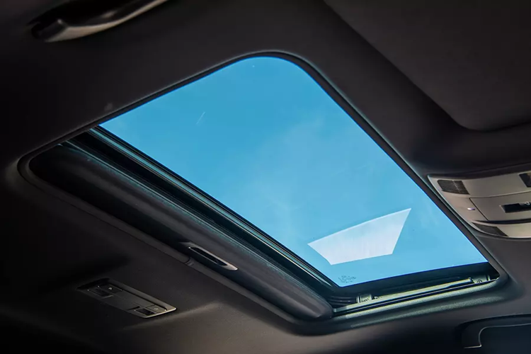 Trong khi đó, nội thất của Mazda6 20th Anniversary Edition được trang bị ghế lái chỉnh điện 10 hướng/nhớ 2 vị trí/thông hơi, ghế phụ lái chỉnh điện 6 hướng, vô lăng tích hợp lẫy chuyển số thể thao, bảng đồng hồ với màn hình đa thông tin TFT 7 inch, màn hình thông tin giải trí 8 inch