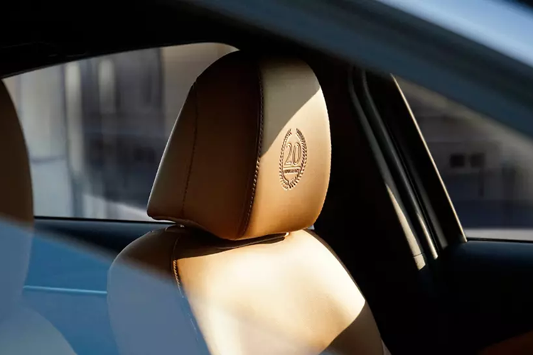 Bên trong mẫu xe này là nội thất bọc da màu nâu vàng phối nâu, ghế bọc da Nappa sang trọng và logo "20th Anniversary Edition" trên tựa đầu ghế. Những trang bị còn lại của Mazda6 20th Anniversary Edition không khác gì bản thường.