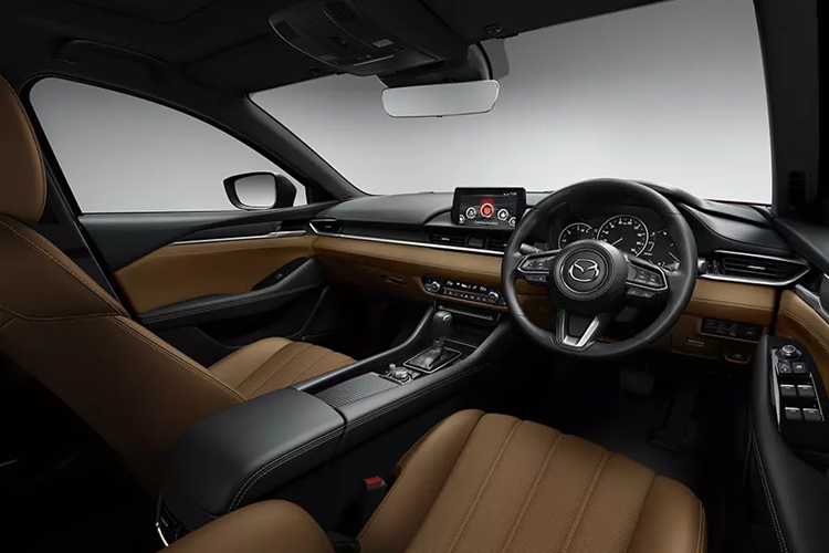 Xe cũng có đèn pha LED với tính năng tự động bật/tắt, đèn LED định vị ban ngày, đèn hậu LED, đèn sương mù sau, cần gạt nước tự động và gương chiếu hậu gập điện/chỉnh điện/tích hợp đèn báo rẽ.