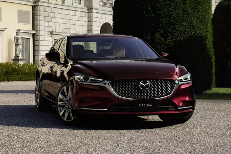 Mazda6 là mẫu xe đã lâu không được nâng cấp. Để duy trì sức hút cho mẫu xe này, hãng Mazda đã tung ra phiên bản đặc biệt mang tên 20th Anniversary Edition ở thị trường Thái Lan. Mazda6 20th Anniversary Edition 2023 mới cũng là phiên bản đặc biệt được ra đời nhằm kỷ niệm 20 năm có mặt trên thị trường của dòng xe Mazda6.